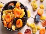 آلو خشک را صبح بخوریم یا شب؟؛ بهترین زمان برای رفع یبوست و بهبود گوارش