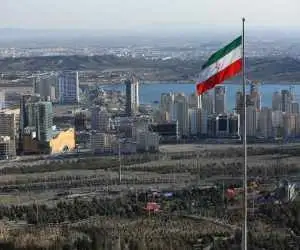 درفشی که به سینه می فشارم