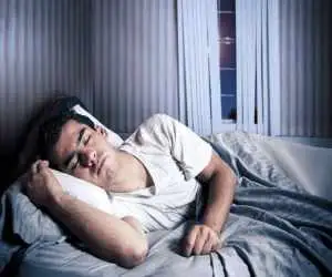 آیا خوابیدن با چراغ روشن خطرناک است؟