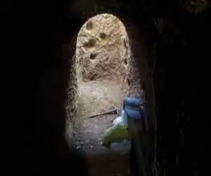 کشف مقبره در زیر یک اردوگاه نظامی + عکس