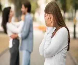 عموی متاهلم با صمیمی ترین دوستم رابطه دارد؛ این را به زن عمویم لو بدهم؟  -  رویم نمی شود به صورت زن عمویم نگاه کنم