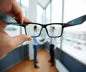 چرا بعضی صبح ها چشم ها تار می بینند؟  -  از استرس و کم آبی تا اسکرول های شبانه