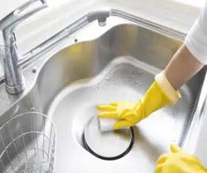 بوی بد سینک ظرفشویی را چگونه از بین ببریم ؟ ؛ چند راه حل  ساده برای رفع بوی بد سینک آشپزخانه