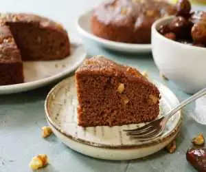 کیک شیره خرما؛ انتخابی عالی برای یک عصرانه پاییزی