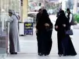 حمله زنان عربستانی؛ شیشه فروشگاه را شکستند + ویدئو
