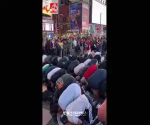 نماز جماعت وسط معروف ترین میدان نیویورک!  -  ویدئو