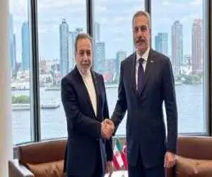 مذاکره عراقچی و فیدان درمورد هرمز - هشدار درمورد پیامدهای پیمان شکنی آمریکا -  مذاکره وزیر خارجه ایران با مالزی، الجزایر و مقام های سازمان ملل + تصاویر