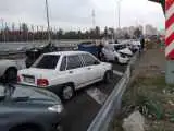 تصادف زنجیره ای ب ام و با کامیون و 4 خودرو دیگر  -  اعزام مصدومان با بالگرد به بیمارستان -  یک زن باردار در بین مصدومان