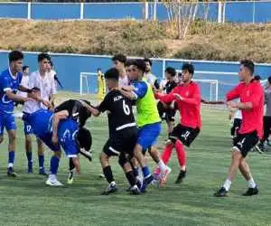 فوتبال پایه میدان جنگ شده؛ 10 سال دیگر مربیان مشکل قلبی پیدا می کنند  -  خانواده ها از روی سکوها التهاب را بالا می برند