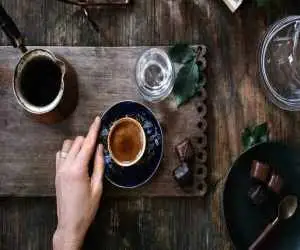 قهوه چه بلایی سر مغز و روده می آورد؟ چطور خلق و خو را تغییر می دهد؟