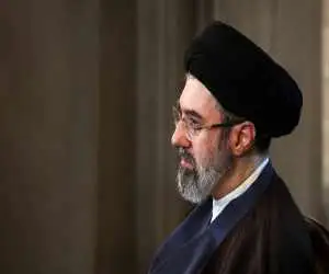 آیت الله سید مجتبی خامنه ای هنگام تدفین رهبر شهید حضور داشتند  -  همان شب من ایشان را دیدم و شکر خدا در صحت و سلامت کامل بودند