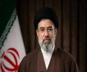 ادعای یک سخنران تجمع شبانه درمورد حضور آیت الله سیدمجتبی خامنه ای در تجمع میدان شهدا + ویدیو