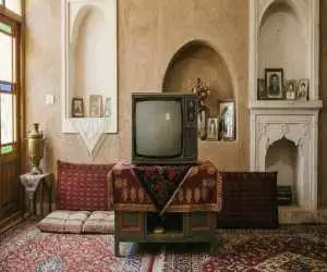 تماشای جهان از جعبه جادو  -  بررسی دهه های آغازین حضور تلویزیون در ایران و تبدیل شدن آن به مهم ترین پدیده مدرن خانه ها