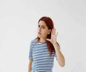 از کجا بفهمیم کم شنوا شده ایم؟  -  7 نشانه ای که نباید نادیده بگیرید