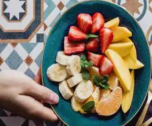 بالاخره میوه را ناشتا بخوریم یا نه؟  -  توضیح یک متخصص درمورد مصرف میوه با پروتئین