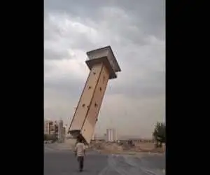 زندان رجایی شهر فروریخت + ویدئو  -  لحظه تخریب برجک زندان
