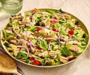 سالاد یونانی با مرغ؛ غذای پروتئینی و رژیمی + میزان کالری