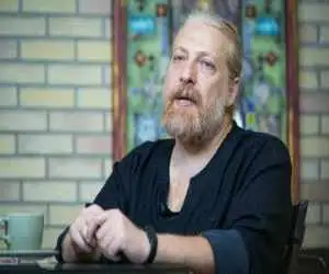 آدم ها فراموش می کنند در چه جهانی زندگی می کنند؛ چالش های اجرای یک تئاتر در جامعه ای ملتهب
