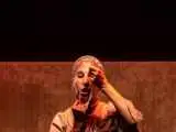 زندگی شخصی بازیگر زن در مونولوگ پرده آخر (اتاق دود) -  سه ماسک هم زمان روی صورت برای بازی در نقش سه زن در سنین مختلف