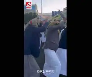 رقص با خنجر! ؛ واکنش جالب یمنی ها به بمباران   -  ویدئو