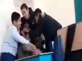 انتشار فیلم قدیمی کتک خوردن یک معلم در کلاس  -  روایت خبرگزاری فارس: خانواده دانش آموزان برای دلجویی به منزل این معلم رفته بودند