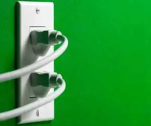 آیا باقی ماندن طولانی مدت سیم رابط در پریز برق، خطرناک است؟