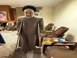 تصاویر سیدمحمد خاتمی با پای آسیب دیده و عصا به دست؛ ببینید