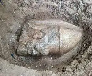 مجسمه غول پیکر فرعون از زیر خاک بیرون آمد + تصاویر  -  سر مجسمه  1.6 متر ارتفاع  دارد