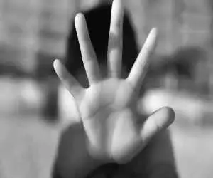 دختربچه 3 ساله تهرانی کجاست؟ + تصویر  -   پیرزن و پراید وانت و تماس مرد غریبه