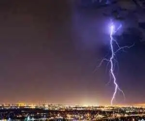 تصویری خاص از رعد و برق  شب گذشته در بندرعباس؛ ثبت لحظه برخورد به زمین + عکس