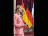 لحظه اهدای جایزه به مسی توسط شاهدخت اسپانیا+ ویدئو  -  کت و شلوار صورتی لئونور را ببینید