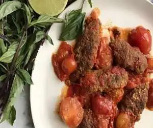 کباب تابه ای با سس گوجه؛ این غذا با سیب زمینی سرو می شود