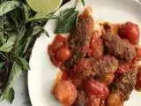 کباب تابه ای با سس گوجه؛ این غذا با سیب زمینی سرو می شود