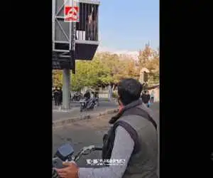 بیا دیگه ترامپ لوس نشو... + ویدئو  -  صحبت های بامزه پیک موتوری با ترامپ تجریش