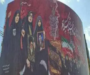 اعتراض خبرگزاری جماران به بیلبوردهای شهر قم و عکس  کوچک از امام -  (مگر نه اینکه این انقلاب بی نام خمینی در هیچ جای جهان شناخته شده نیست)+ عکس