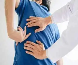 درد سمت راست شکم و زیر دنده ها نشانه چیست؟ چه زمانی جدی بگیریم؟