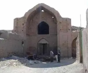 والبیال در بارانداز کاروانسرای 500 ساله  -  چرا کاروانسرای سمنگان هنوز مرمت نشده؟ + ویدیو