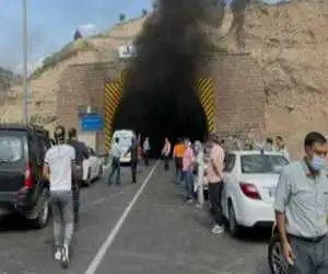 آتش سوزی خودرو در تونل البرز محور کرج چالوس 5 مصدوم بر جای گذاشت