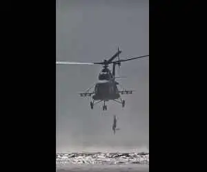 لحظه نجات هالیوودی یک پلیس با بالگرد!  -  ویدئو