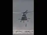 لحظه نجات هالیوودی یک پلیس با بالگرد!  -  ویدئو